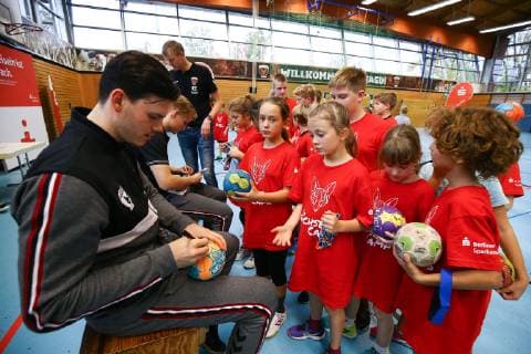 Handball Men 1 Bundesliga Season 2018 19 Holiday Camp of the Füchse Berlin Simon Ernst Nr 2 Füchse Berlin and Christoph Reißky Nr 43 Füchse Berlin sign autographs 23 10 18 Copyright: xMichaelxHundtx xMatthiasxKochx