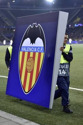 VCF Logo is carried away BSC Young Boys Valencia CF Champions League Football 23 10 2018