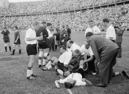 Football Final Game for the German Championship Kickers Offenbach Eintracht Frankfurt 28 06 1959 Einstrechtspieler in the break for the extension HM