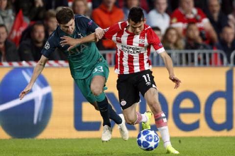 (l-r) Ben Davies of Tottenham Hotspur FC, Hirving Lozano of PSV during the UEFA Champions League group C match between PSV Eindhoven and Tottenham Hotspur FC at the Phillips stadium on October 24, 2018 in Eindhoven, The Netherlands UEFA Champions League 2018 2019 xVIxVIxImagesx xMauricexvanxSteenxIVx 12548226