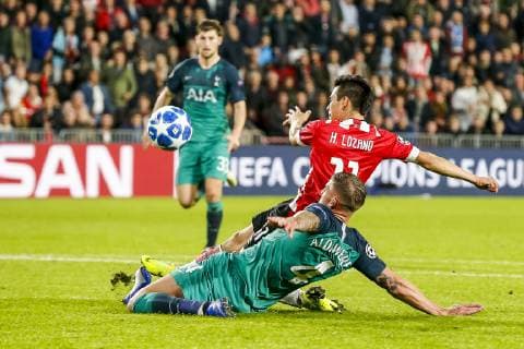 EINDHOVEN, Philips Stadium , 24-10-20-18, football, season 2018 2019 , Football Champions League , PSV - Tottenham Hotspur . (Left-right) Tottenham Hotspur player Toby Alderweireld , PSV player Hirving Lozano , scores the 1-0. PSV - Tottenham Hotspur  x2563934x