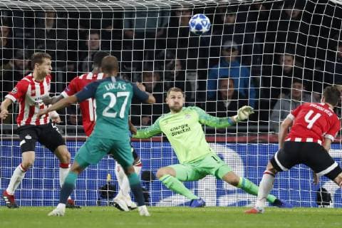 (l-r) Daniel Schwaab of PSV, Pablo Rosario of PSV, Lucas of Tottenham Hotspur FC, PSV goalkeeper Jeroen Zoet, Nick Viergever of PSV during the UEFA Champions League group C match between PSV Eindhoven and Tottenham Hotspur FC at the Phillips stadium on October 24, 2018 in Eindhoven, The Netherlands UEFA Champions League 2018 2019 xVIxVIxImagesx xMauricexvanxSteenxIVx 12548476
