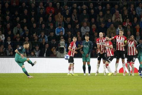EINDHOVEN, Philips Stadium , 24-10-20-18, football, season 2018 2019 , Football Champions League , PSV - Tottenham Hotspur . (Left-right) PSV player Hirving Lozano , Tottenham Hotspur player Heung Min Son , PSV player Jorrit Hendrix , PSV player Gaston Pereiro ,PSV player Luuk de Jong ,PSV player Pablo Rosario in the wall. PSV - Tottenham Hotspur x2564061x