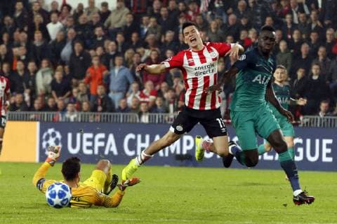 Sport Bilder des Tages EINDHOVEN, Philips Stadium , 24-10-20-18, football, season 2018 2019 , Football Champions League , PSV - Tottenham Hotspur . PSV forwarder Hirving Lozano (L) and Tottenham Hotspur goalkeeper Hugo Lloris (L) during the game PSV - Tottenham Hotspur . PSV - Tottenham Hotspur  x2564109x