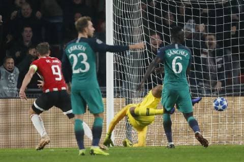 (l-r) Luuk de Jong of PSV, Christian Eriksen of Tottenham Hotspur FC, Davinson Sanchez of Tottenham Hotspur FC, Tottenham Hotspur FC goalkeeper Michel Vorm during the UEFA Champions League group C match between PSV Eindhoven and Tottenham Hotspur FC at the Phillips stadium on October 24, 2018 in Eindhoven, The Netherlands UEFA Champions League 2018 2019 xVIxVIxImagesx xMauricexvanxSteenxIVx 12549035