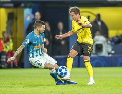 Football UEFA Champions League CL Season 2018 2019 3 Matchday Borussia Dortmund Athletico Madrid in Dortmund North Rhine-Westphalia Madrids Lucas Hernandez l and Dortmunds Mario Goetze Goetze are fighting for the ball Copyright: xKirchner DavidxInderliedx