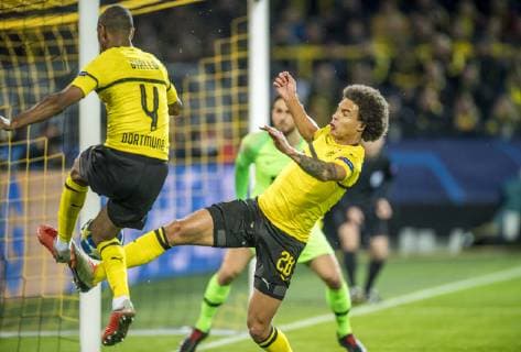 Football UEFA Champions League CL Season 2018 2019 3 Matchday Borussia Dortmund Athletico Madrid in Dortmund North Rhine Westphalia Dortmunds Abdou Diallo l and Dortmunds Axel Witsel are hampered Copyright: xKirchner DavidxInderliedx