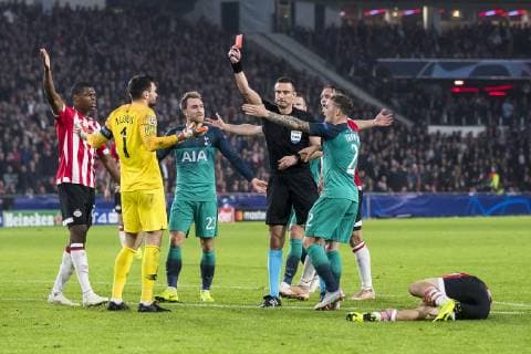 EINDHOVEN, PSV Eindhoven - Tottenham Hotspur FC 2-2, football, Champions League, season 2018-2019, 24-10-2018, Philips Stadium, referee SLavko Vincic (M) gives Tottenham Hotspur player Hugo Lloris (2L) a red card for a foul on PSV player Hirving Lozano (R) PSV - Tottenham Hotspur  x2564471x