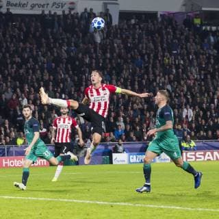 EINDHOVEN, PSV Eindhoven - Tottenham Hotspur FC 2-2, football, Champions League, season 2018-2019, 24-10-2018, Philips Stadium, PSV player Luuk de Jong (M), Tottenham Hotspur player Toby Alderweireld (R) PSV - Tottenham Hotspur  x2564472x