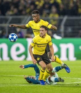 Football UEFA Champions League CL Season 2018 2019 3 Matchday Borussia Dortmund Athletico Madrid in Dortmund North Rhine-Westphalia Dortmunds Dan Axel Zagadou l and Dortmunds Thomas Delaney fight for the ball with Madrids Antoine Griezmann Copyright: xKirchner DavidxInderliedx