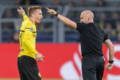 Marco Reus Borussia Dortmund 11 discusses with referee Anthony Taylor in the Champions League match between Borussia Dortmund and Atletico Madrid on 24 10 2018 Borussia Dortmund vs Atletico Madrid Champions League 24 10 2018 Dortmund Copyright: xSchuelerx xEibnerx-xPressefotox EP_EER