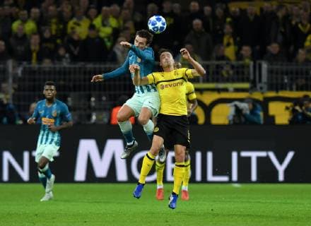24 10 2018 Football UEFA Champions League Season 2018 2019 Preliminary Round 3 Gameday Borussia Dortmund Atlético Madrid Antoine Griezmann Atlético Madrid li against Thomas Delaney Borussia Dortmund Team2