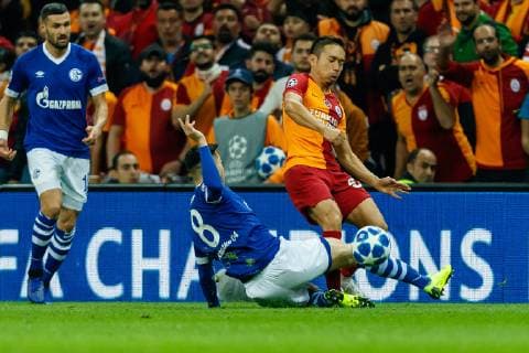 Turkey Istanbul 24 10 2018 UEFA Champions League 2018 19 Season Preliminary Round Group Stage Group D 3 Gameday Galatasaray Istanbul FC Schalke 04 Suat Serdar S04 and Yuto Nagatomo GAL in a duel DeFodi048