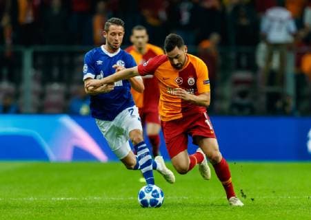 Turkey Istanbul 24 10 2018 UEFA Champions League 2018 19 Season Preliminary Round Group Stage Group D 3 Gameday Galatasaray Istanbul FC Schalke 04 Mark Uth S04 and Sinan Guemues GAL in a duel DeFodi048