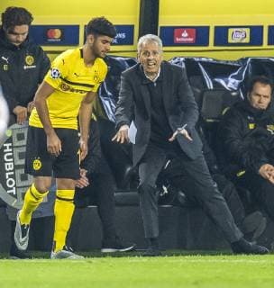 Football UEFA Champions League CL Season 2018 2019 3 Round Borussia Dortmund Athletico Madrid in Dortmund North Rhine-Westphalia Dortmund coach Lucien Favre r gives Dortmunds Mahmoud Dahoud instructions Copyright: xKirchner DavidxInderliedx
