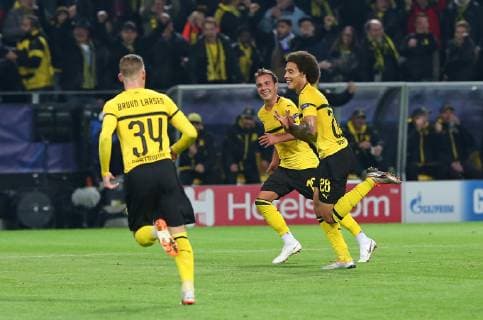 24 10 2018 Football UEFA Champions League 2018 2019 Group Stage 3 Matchday Borussia Dortmund Atletico Madrid at Signal Iduna Park Dortmund Cheers LR Jacob Bruun Larsen Dortmund Mario Götze Dortmund and Goal Scorer Axel Witsel Dortmund Goal to 1 0 DFL and DFB regulations prohibit any use of images as image sequences and or quasi video