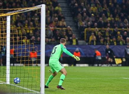 24 10 2018 Football UEFA Champions League 2018 2019 Group stage 3 Gameday Borussia Dortmund Atletico Madrid at Signal Iduna Park Dortmund Goal to 1 0 Goalkeeper Jan Oblak Atletico Madrid DFL and DFB regulations prohibit any use of photographs