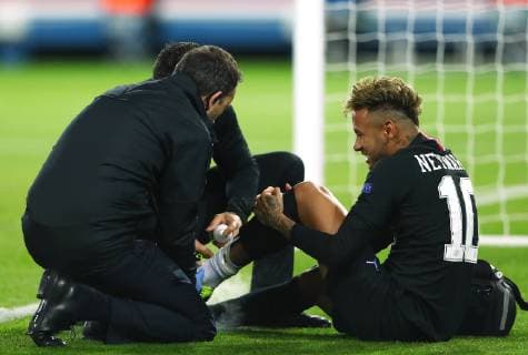 Sport Bilder des Tages Neymar of PSG medical care Paris 24-10-2018 Parc Des Princes Champions League 2018 2019 Group C Paris Saint Germain Vs Napoli Foto Matteo Ciambelli Insidefoto matteoxciambelli