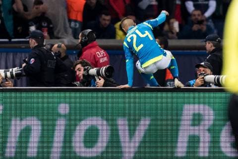 Sport Bilder des Tages Lorenzo Insigne of SSC Napoli celebrate his goal with the supporters during the UEFA Champions League group C match between Paris St Germain and SSC Napoli at the Parc des Princes on October 24, 2018 in Paris, France UEFA Champions League 2018 2019 xVIxVIxImagesx xGerritxvanxKeulenxIVx 12549811
