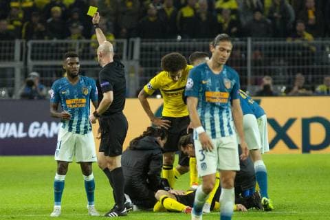 Borussia Dortmund vs Atlético Madrid 24 10 2018 Signal Iduna Park Dortmund GER UEFA CL Borussia Dortmund vs Atlético Madrid UEFA REGULATORY PROPHIBIT ANY USE OF PHOTOGRAPH AS IMAGE SEQUENCES AND OR QUASI VIDEO Pictured picture shows Referee Referee Anthony Taylor ENG shows Thomas Lemar Atletico Madrid 11 get a yellow card for a foul on Lukasz Piszczek Borussia Dortmund 26 nordphotox xRauch nph00251