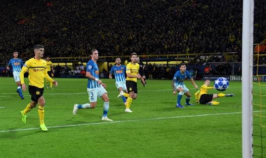 24 10 2018 Football UEFA Champions League Season 2018 2019 Preliminary Round 3 Matchday Borussia Dortmund Atlético Madrid Raphael Guerreiro Borussia Dortmund midway scored the goal to 2 0 Team2