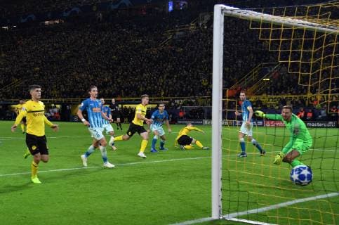 24 10 2018 Soccer UEFA Champions League Season 2018 2019 Preliminary Round 3 Gameday Borussia Dortmund Atletico Madrid Raphael Guerreiro Borussia Dortmund 3 v li scored the goal to 2 0 Team2