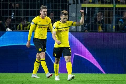 24 10 2018 xkvx UEFA Champions League Borussia Dortmund Atlético Madrid emspor v l Torjubel Goal celebration celebrate the goal to 2 0 by Raphael Guerreiro BVB Borussia Dortmund with the team DFL DFB REGULATIONS PROHIBIT ANY USE OF PHOTOGRAPH as IMAGE SEQUENCES and or QUASI VIDEO Dortmund