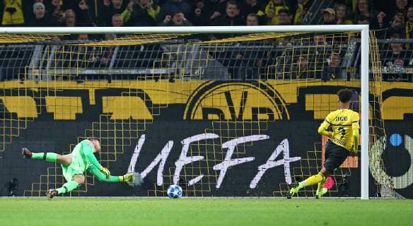 24 10 2018 Football UEFA Champions League 2018 2019 Group Stage 3 Gameday Borussia Dortmund Atletico Madrid at Signal Iduna Park Dortmund Goal to 3 0 LR Goalkeeper Jan Oblak Atletico Madrid against goalscorer Jadon Sancho Dortmund DFL and DFB regulations prohibit any use of photographs as image sequences and or quasi video