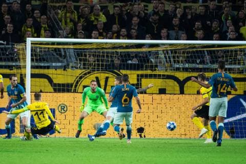 24 10 2018 xkvx UEFA Champions League Borussia Dortmund Atlético Madrid emspor v l Goal scored Goal scored for Raphael Guerreiro BVB Borussia Dortmund DFL DFB REGULATIONS PROPHIBIT ANY USE OF PHOTOGRAPH as IMAGE SEQUENCES and or QUASI VIDEO Dortmund
