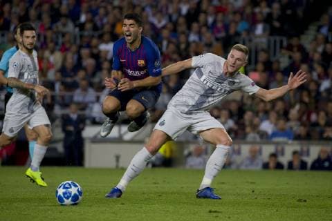 Futbol, Barceona vs Inter El jugador del Barcelona Luis Suarez disputa el bal—n durante el partido de Champions League realizado en el estadio Camp Nou de Barcelona, Espana. 24 10 2018 Joan Monfort Photosport Barcelona vs Inter, campeonato 2018 