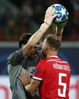 Sport Bilder des Tages MOSCOW, RUSSIA â€“ OCTOBER 24, 2018: FC Porto goalkeeper Iker Casillas (L) and FC Lokomotiv Moscowâ€™s Benedikt Howedes in their 2018 19 UEFA Champions League Group D Round 3 football match against at RZD Arena Stadium; FC Porto wins 3-1. Anton Novoderezhkin TASS  TS095156