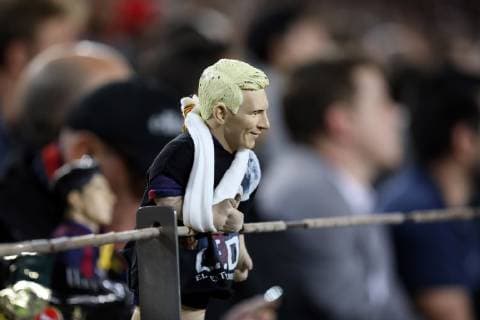 Sport Bilder des Tages October 24, 2018 - Barcelona, Spain - Barcelona, Spain, October 24, 2018: A puppet representing Lionel Messi of FC Barcelona Barca with an injured arm is pictured during the UEFA Champions League, Group B football match between FC Barcelona and FC Internazionale on October 24, 2018 at Camp Nou stadium in Barcelona, Spain Football - UEFA Champions League - FC Barcelona vs FC Internazionale  - ZUMAb169 20181024_zaa_b169_002 Copyright: xManuelxBlondeau Aop.Pressx