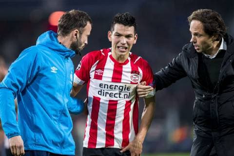 EINDHOVEN, PSV Eindhoven - Tottenham Hotspur FC 2-2, football, Champions League, season 2018-2019, 24-10-2018, Philips Stadium, PSV player Hirving Lozano (M) with the PSV doctors PSV - Tottenham Hotspur  x2565897x