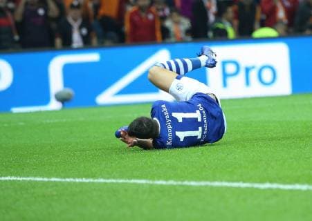 Yevhen Konoplyanka of FC Schalke 04 during the UEFA Champions League Group D match between Galatasaray and FC Schalke 04 at Turk Telekom Stadium in Istanbul , Turkey on October 24 , 2018. 