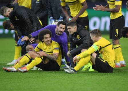 24 10 2018 Football UEFA Champions League Season 2018 2019 Preliminary Round 3 Matchday Borussia Dortmund Atletico Madrid 4 0 Jubilee v left Axel Witsel Borussia Dortmund Keeper Roman Buerki Roman Burki Borussia Dortmund Christian Pulisic Borussia Dortmund Marco Reus Borussia Dortmund Team2