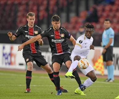 25 10 2018 Football UEFA Europa League 2018 2019 Group Stage 3 Gameday FC Zurich Bayer Leverkusen at Letzigrund Stadion Zurich v left Sven Bender Leverkusen Aleksandar Dragovic Leverkusen Stephen Odey Zurich DFL and DFB regulations prohibit any use of images as or sequences