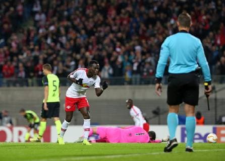25 10 2018 Football UEFA Europa League 2018 2019 Group stage 3 Gameday RB Leipzig Celtic in the Red Bull Arena Leipzig Jubilee goalscorer Bruma with RB Leipzig to the gate to the 2 0 DFL and DFB regulations prohibit any use of photographs as image sequences and or almost video