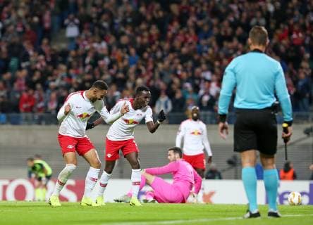 25 10 2018 Football UEFA Europa League 2018 2019 Group Stage 3 Gameday RB Leipzig Celtic Glasgow in the Red Bull Arena Leipzig Jubilation LR Matheus Cunha RB Leipzig and goalscorer Bruma mi RB Leipzig to the gate to 2 0 DFL and DFB regulations prohibit any use of photographs as image sequences and or quasi video