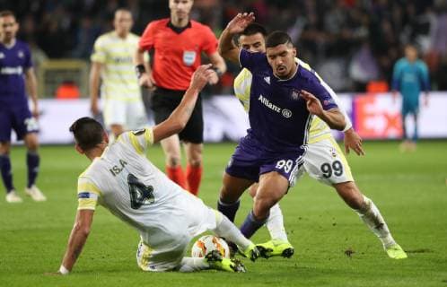 Fenerbahce s Mauricio Isla and Anderlecht s Zakaria Bakkali fight for the ball during the match between Belgian soccer team RSC Anderlecht and Turkish team Fenerbahce, Thursday 25 October 2018 in Anderlecht on the third day of the UEFA Europa League group stage, in group D. VIRGINIExLEFOUR  x05455091x