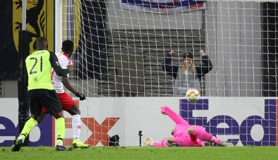 GER Europa League Group B RasenBallsport Leipzig vs Celtic Glasgow 25 10 18 Leipzig Red Bull Arena GER Season 2018 2019 UEFA Europa League Group B 3 Gameday of 6 RasenBallsport Leipzig vs Celtic Glasgow in the picture Bruma Leipzig scores the goal for goalkeeper Craig Gordon Glasgow DFL regulations prohibit any use of photographs as image sequences or quasi video