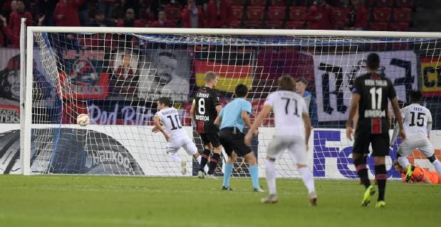 25 10 2018 Football UEFA Europa League 2018 2019 Group Stage 3 Gameday FC Zurich Bayer Leverkusen in Letzigrund Stadium Zurich Antonio Marchesano li Zurich Shot on goal 1 0 DFL and DFB regulations prohibit any use of photographs as image sequences or quasi video