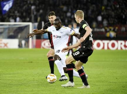 25 10 2018 Zuerich Stadium Letzigrund Football Men Season 2018 2019 FC Zuerich Bayer 04 Leverkusen UEFA Europa League In the picture 8 Lars Bender Bayer 04 Leverkusen against Jagne a Modou FC Zuerich re action duel