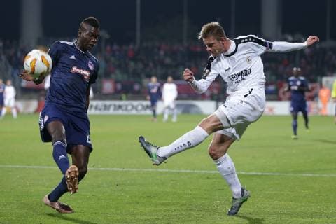 Fussball Europa League 2018 - 2019 24.10.2018, Fussball Europa League, UEFA Europa League, 2018-2019, Gruppenphase, Gruppe F, Spieltag 3, Luxemburg, Stade Josy Barthel, Luxemburg (LUX) - F91 Dudelange, Düdelingen, - Olympiakos Piräus (GRE) vl: David Turpel, Dave Turpel (F91 Duedelingen - 77) beim Torschuss - mit Pape Abou Cisse, Pape Abou Cisse (Olympiakos Piräus, Olympiakos Piraeus, 66)