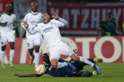 Fussball Europa League 2018 - 2019 24.10.2018, Fussball Europa League, UEFA Europa League, 2018-2019, Gruppenphase, Gruppe F, Spieltag 3, Luxemburg, Stade Josy Barthel, Luxemburg (LUX) - F91 Dudelange, Düdelingen, - Olympiakos Piräus (GRE) vl: Mady, Mohamed Camara (Olympiakos Piräus, Olympiakos Piraeus, 4) - Clement Couturier (F91 Duedelingen - 14)