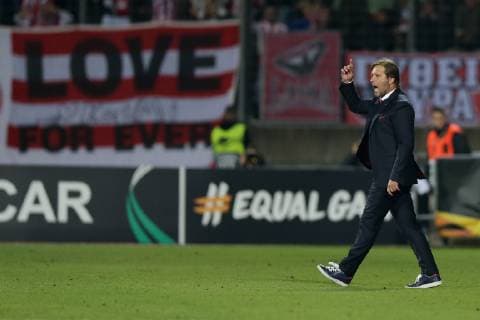 Fussball Europa League 2018 - 2019 24.10.2018, Fussball Europa League, UEFA Europa League, 2018-2019, Gruppenphase, Gruppe F, Spieltag 3, Luxemburg, Stade Josy Barthel, Luxemburg (LUX) - F91 Dudelange, Düdelingen, - Olympiakos Piräus (GRE) vl: Pedro Martins (Trainer, Coach Olympiakos Piräus, Olympiakos Piraeus) ist enttaeuscht, ist frustriert, frust, zeigt Emotionen, is frustrated, shows emotions
