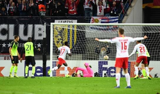 Soccer Men Season 2018 2019 Europa League Group B 3 Gameday RB Leipzig Celtic Glasgow Bruma 3 v L RB Leipzig scored the goal for 2 0 against goalkeeper Craig Gordon Celtic Glasgow in front cheered Lukas Klostermann RB Leipzig 25 10 2018 Copyright: xMatthiasxKochx
