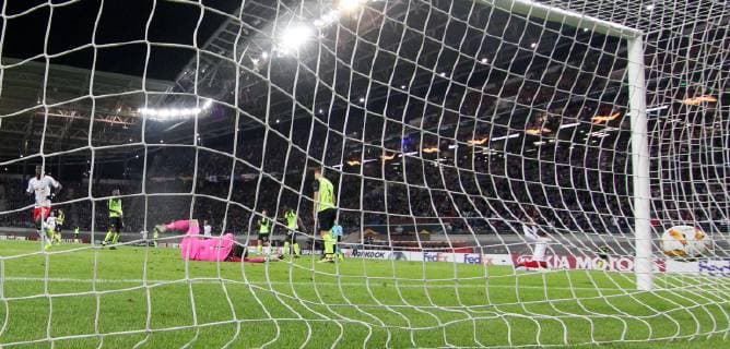RB Leipzig Celtic Glasgow Soccer Euro League Leipzig 25 10 2018 Red Bull Arena Soccer UEFA Europa League Group B Gameday 3 RB Leipzig GER vs Celtic FC Glasgow FC SCO Pictured Goal for Leipzig Bruma RB Leipzig meets keeper Craig Gordon 1 Celtic for 2 0 UEFA æregulations prohibit any use of photographs as image sequences and or quasi video