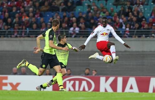 25 10 2018 Football UEFA Europa League 2018 2019 Group Stage 3 Gameday RB Leipzig Celtic Glasgow at Red Bull Arena Leipzig LR Cristian Gamboa Celtic Glasgow and Jozo Simunovic Celtic Glasgow vs. Jean Kevin Augustin RB Leipzig DFL and DFB regulations prohibit any use of photographs as image sequences and or quasi video