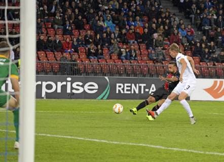 25 10 2018 Football UEFA Europa League 2018 2019 Group stage 3 Gameday FC Zurich Bayer Leverkusen in Letzigrund stadium Zurich Shot on goal by Karim Bellarabi 2 v re Leverkusen v Andreas Maxsö Zurich DFL and DFB regulations prohibit any use of images as image sequences and or quasi video