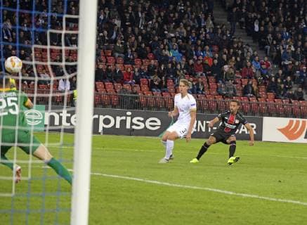 25 10 2018 Football UEFA Europa League 2018 2019 Group Stage 3 Gameday FC Zurich Bayer Leverkusen in Letzigrund Stadium Zurich Scoring for the 1 0 by Karim Bellarabi re Leverkusen against Andreas Maxsö Zurich and Goalkeeper Yanick Brecher left Zurich DFL and DFB regulations prohibit any use of photographs as image sequences and or quasi video